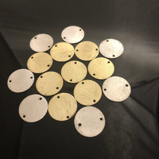 Flat beads with outlet holes